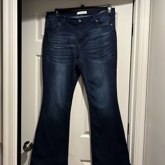 KanCan women’s Mid-Rise dark wash flare jeans size 3X-long. - Picture 2 of 9